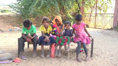 PUSHKAR, INDIA - 17 Kasım 2018: Çöldeki Hintli yoksul çocuklar Thar zamanında Pushkar Camel Mela kutsal şehir Pushkar, Rajasthan, Hindistan, yakınlarında, kapatın