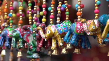 Udaipur, Rajasthan, Hindistan 'daki yerel sokak pazarında satılık renkli el yapımı eşyalar. Kapat.