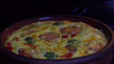 Sebze frittata, basit vejetaryen gıda ile Seramik kase. Yumurta, domates, biber, soğan, brokoli ve peynir ile Frittata, yakın. Fırında İtalyan yumurtaom