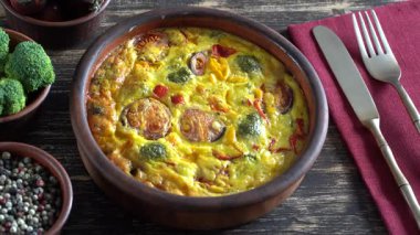Sebze frittata, basit vejetaryen gıda ile Seramik kase. Yumurta, domates, biber, soğan, brokoli ve peynir ile ahşap masada Frittata, yakın. İtalyan yumurta omlet, döner