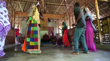 Zanzibar, Tanzanya - Kasım 07, 2019: Doğu Afrika 'daki Tanzanya' nın Zanzibar adasında yerli erkekler ve kadınlar için geleneksel Afrika dansları