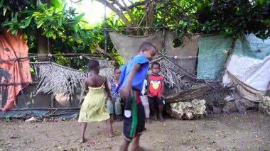 Zanzibar, Tanzanya - 16 Kasım 2019: Zanzibar Adası, Tanzanya, Doğu Afrika 'da bilinmeyen Afrikalı çocuklar