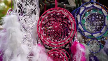 Eski Hoi An, Vietnam 'ın zanaatkar sokak pazarındaki tüylü rüya yakalayıcıları. Renkli düş kapanları, yaklaşın.