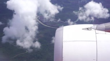 Bulutlu uçak türbini ve gökyüzü, Kota Kinabalu, Borneo adası, Malezya yakınlarındaki pencereden uçan uçağın görüntüsü,