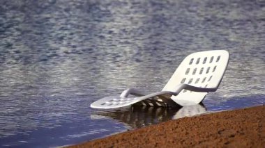 Mısır 'ın Sharm El Sheikh kentindeki tropikal bir plajda deniz suyunda beyaz plastik güneş dinleniyor. Seyahat ve doğa kavramı
