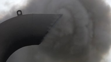 Arka planda feribot bacasından siyah duman, Tayland 'a yakın. Feribot ya da yolcu gemisi bacası, bacalar atmosferi kirletir. Hava kirliliği ve ekoloji kavramı. Yavaş çekim 