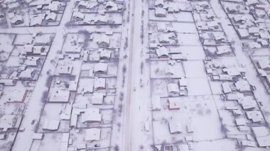 Kış zamanı özel evleri ve bahçeleri olan Ukrayna kar köyünün hava manzarası. Bir İHA 'dan ateş etmek. Ukrayna, Doğu Avrupa