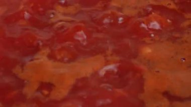 Kaynamış lezzetli ve sulu kırmızı borç, tencerede pancar çorbası, yakın çekim. Yemek tarifi ve geleneksel Ukrayna mutfağı. Sağlıklı ev yemekleri. Kırmızı pancar sebze çorbası, tencerede kaynıyor.