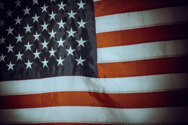 Klasik Amerikan bayrağına yakın çekim. ABD 'nin saten desenli bayrağı. Amerikan bayrağı arkaplan dokusu