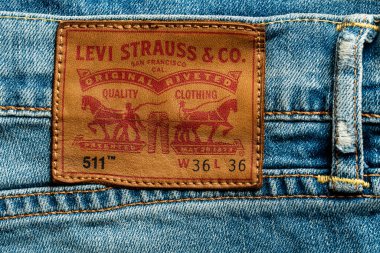 Kyiv, Ukrayna - 16 Ekim 2024: Levi 's Strauss marka deri etiketli kot pantolon. Levi Strauss klasik kot pantolon satan bir Amerikan giyim şirketi. Klasik Levis kot etiketi, yakın plan.