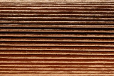 Arka planda motorlu araç için hava filtresi var. Eski arabalar için oto yedek parça aksesuarları. Hava filtresi ince parçacıklardan, yani mekanik filtreleme sisteminden yüksek verimli hava arındırma için kurulmuştur.