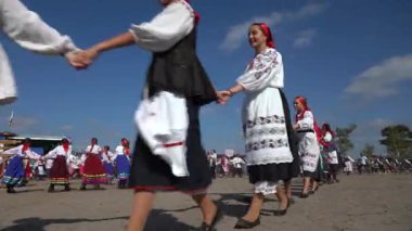 Slavuta, Ukrayna - 22 Eylül 2019: Ukraynalı ulusal kostüm giymiş kız ve erkek çocuklar Ukrayna 'nın Slavuta kentindeki Kolodar etnik-çevre festivaline katıldılar