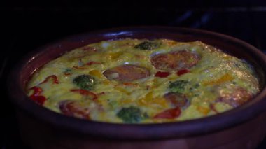Sebze frittata, basit vejetaryen gıda ile Seramik kase. Yumurta, domates, biber, soğan, brokoli ve peynir ile Frittata, yakın. Fırında İtalyan yumurtaom