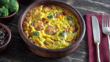 Sebze frittata, basit vejetaryen gıda ile Seramik kase. Yumurta, domates, biber, soğan, brokoli ve peynir ile ahşap masada Frittata, yakın. İtalyan yumurta omlet, döner