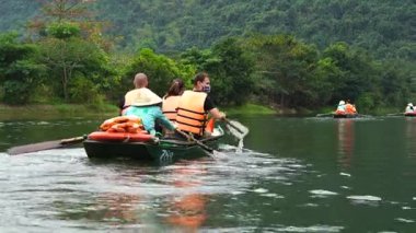 Ninh Binh, Vietnam - Mart 1006, 2020 Trang An Hang Mua, Vietnam 'daki Ngo Dong nehrinde tekne gezisi. Hanoi yakınlarında Kuzey Vietnam 'ın güzel doğası