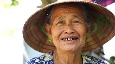 Cu Lao Cham, Vietnam - 12 Haziran 2020 Nha Trang, Vietnam yakınlarındaki Cu Lao Cham adasında yüzünde gülümseme olan saman şapkalı yaşlı kadın