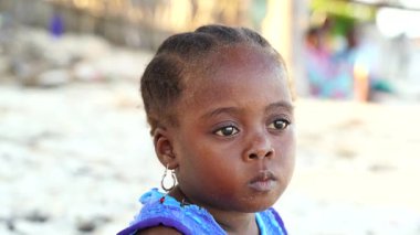 Zanzibar, Tanzanya - 11 Ocak 2020: Doğu Afrika, Tanzanya 'daki Zanzibar adasındaki tropik plajda genç Afrikalı kız