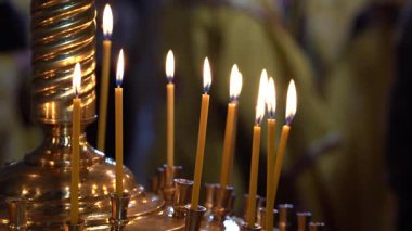 Hıristiyan Ortodoks Kilisesi 'nde sunağın önünde mum yakmak. Ukrayna, Kyiv 'deki kilisenin cemaatinden. Ukrayna Ortodoks Kilisesi