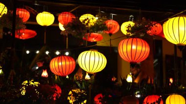 Hoi An, Vietnam - 15 Mart 2020: Eski Hoi An şehrindeki bir turist caddesinde renkli Çin fenerleri