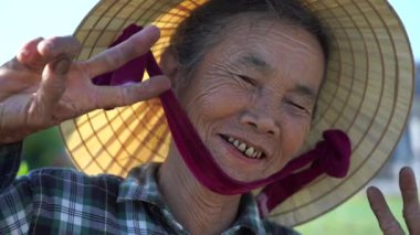 Hoi An, Vietnam - 20 Temmuz 2020: Hoi An Eski Kasabası, Vietnam 'da saman şapkalı yaşlı kadın