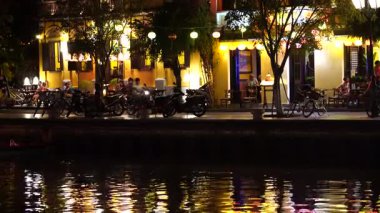 Hoi An, Vietnam - 15 Mart 2020 Hoi An 'da gece manzarası ve renkli restoranlar. Hoi An, Vietnam 'ın ortasında Da Nang yakınlarındaki bir şehirdir ve nehir kıyısındaki iyi korunmuş eski kasabasıyla ünlüdür.