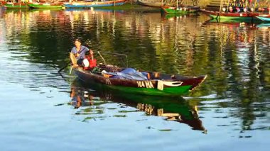 Hoi An, Vietnam - 07 Temmuz 2020 Hoi 'deki nehir kıyısındaki ahşap teknelerin görüntüsü.