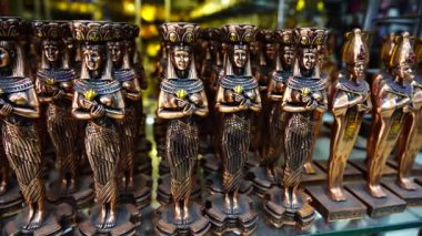 Mısır 'ın başkenti Sharm El Sheikh' te turist almak için pazarda satılan farklı Mısır heykelcikleri.