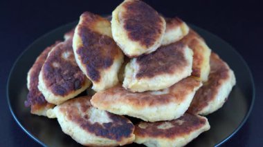 Patates kekleri, Ukrayna 'ya özgü bir isim olan patatesler, doldurulmuş mantarlar, et ya da kremalı peynir siyah arka planda sebze yağında kızartılıyor, kapanıyor, dönüyor. Geleneksel Ukrayna mutfağı