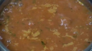 Ev yapımı bir iştah açıcı ve lezzetli borsch ile tencere. Kırmızı pancar sebze çorbası, tencerede kaynar. Ukrayna ve Rus geleneksel kırmızı pancar çorbası - Pancar çorbası veya borsch