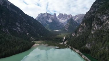 Güney Dolomites dağları, vadi ve Durrensee gölü, İtalya, seyahat ve doğa konseptinin hava manzarası. Drrensee Gölü Landro veya lago di landro Durrensee, Kuzey İtalya, Güney Tyrol