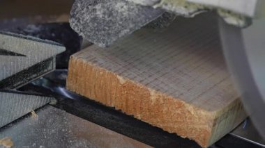 Tahta bir tahtanın kenarını kesmek için testere bıçağı, yakın çekim. Bir atölyede dairesel testere üzerinde çalışıyorum.