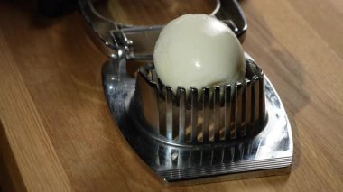 Haşlanmış tavuk yumurtası kesmek için yumurta dilimleyicisi kullan, kapat. Dilimlenmiş yumurtalar.