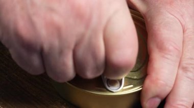 Erkek eller sprat ezmesi konservesini açıyor, yaklaşın. Çaça ezmesiyle teneke kutu