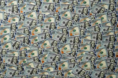 Bir sürü 100 dolarlık banknot. Küresel finans ve ticaret sisteminin bir parçası olarak Amerikan kağıt dolarları. Bir yığın yeni 100 Amerikan doları. Nakit dolarların arka planı