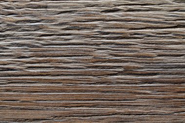 Derin oyukları ve pürüzlü, pürüzlü bir yüzeyi olan eski ahır meşesinin ahşap dokusu yakın.