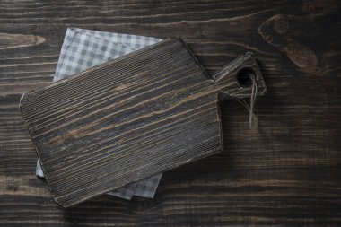 Tahta mutfak masasındaki havlunun üzerine boş kesme tahtası, üst görünüm, kapat, kopyala