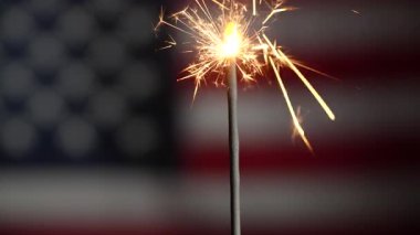 Sparkler, ABD bayrağına karşı, yaklaş. Amerikan Bağımsızlık Günü kutlaması, gelenek ve tatil konsepti