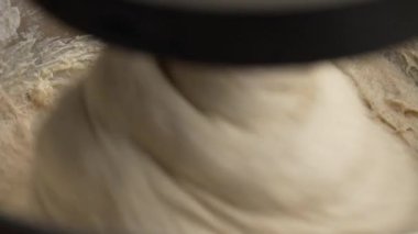 Fırında yoğurma makinesinde ekmek için elastik hamur yoğurmak. Hamur yoğurmak için karıştırıcı. Çavdar ekmeğinden mayasız hamur yoğurmak, ağır çekim.