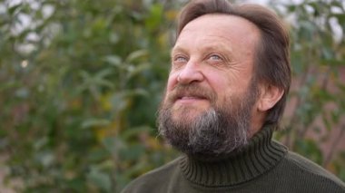 Düşünen, rüya gören ya da sorunları çözen bir adam portresi. Yaşlı, sakallı, beyaz erkek. Yüzü sakallı beyaz erkek karar verme, planlama çözümü ve soruları kavrama hayali kuruyor.