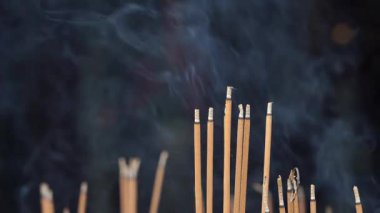 Danang, Vietnam 'daki Budist tapınağında tütsü çubukları dumanla yanıyor.
