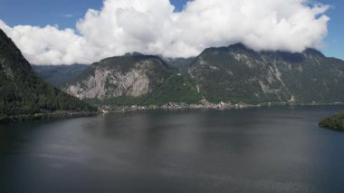 Hallsttter 'ın havadan görünüşü ya da Hallstatt Gölü ve büyük dağlar Avusturya' daki Hallstatt köyünün yanında, seyahat ve doğa konsepti