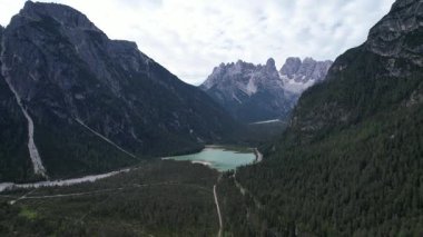 Güney Dolomites dağları, vadi ve Durrensee gölü, İtalya, seyahat ve doğa konseptinin hava manzarası. Drrensee Gölü Landro veya lago di landro Durrensee, Kuzey İtalya, Güney Tyrol