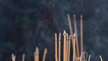 Danang, Vietnam 'daki Budist tapınağında tütsü çubukları dumanla yanıyor.