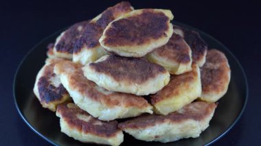Patates kekleri, Ukrayna 'ya özgü bir isim olan patatesler, doldurulmuş mantarlar, et ya da kremalı peynir siyah arka planda sebze yağında kızartılıyor, kapanıyor, dönüyor. Geleneksel Ukrayna mutfağı
