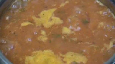 Ev yapımı bir iştah açıcı ve lezzetli borsch ile tencere. Kırmızı pancar sebze çorbası, tencerede kaynar. Ukrayna ve Rus geleneksel kırmızı pancar çorbası - Pancar çorbası veya borsch