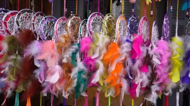 Eski Hoi An, Vietnam 'ın zanaatkar sokak pazarındaki tüylü rüya yakalayıcıları. Renkli düş kapanları, yaklaşın.