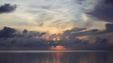 Hint Okyanusu üzerinde Tanzanya 'nın Zanzibar adasında, Doğu Afrika' da güzel bir gündoğumu. Seyahat ve doğa kavramı. Sabah gökyüzü, bulutlar, güneş ve deniz suyu