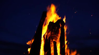 Tanzanya, Doğu Afrika 'daki Zanzibar adasında gece gökyüzünün arka planında büyük bir yangın var. Parlak alev. Akşamları şenlik ateşi.