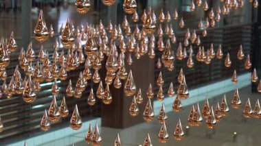 CHANGI HAVAALANI, ŞARKI - 27 Mart 2019: Changi havaalanı kalkış ve salonundaki Kinetik yağmur heykeli. Kinetik yağmur kurulumu, yenilenmiş çıkış kayıt salonunun simgesidir