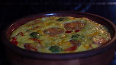 Sebze frittata, basit vejetaryen gıda ile Seramik kase. Yumurta, domates, biber, soğan, brokoli ve peynir ile Frittata, yakın. Fırında İtalyan yumurtaom